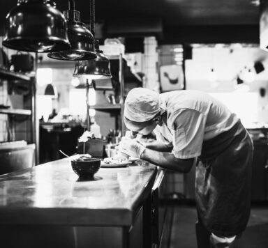 Chef snijdt ingrediënten zorgvuldig om voedselverspilling in de keuken te verminderen