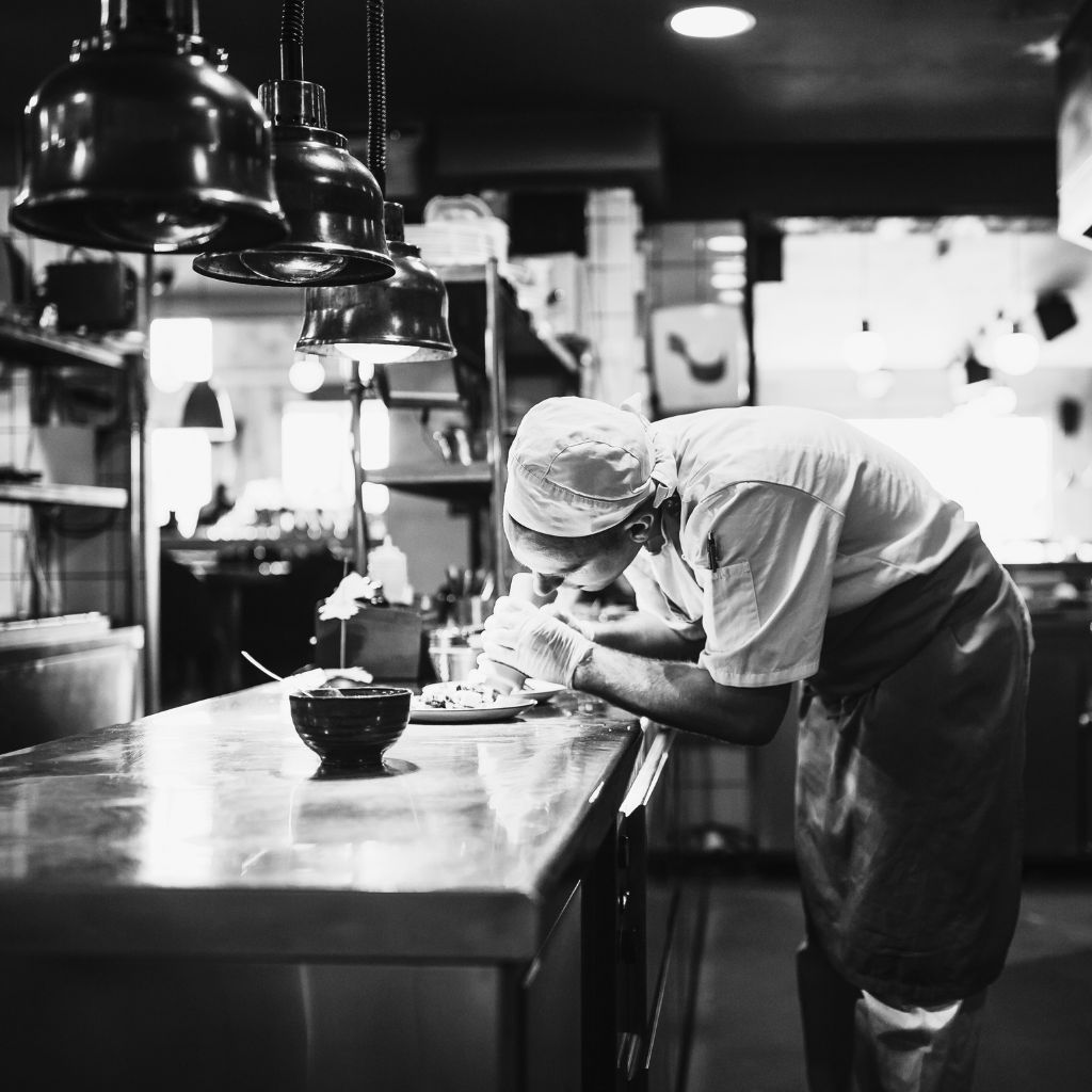 Chef snijdt ingrediënten zorgvuldig om voedselverspilling in de keuken te verminderen