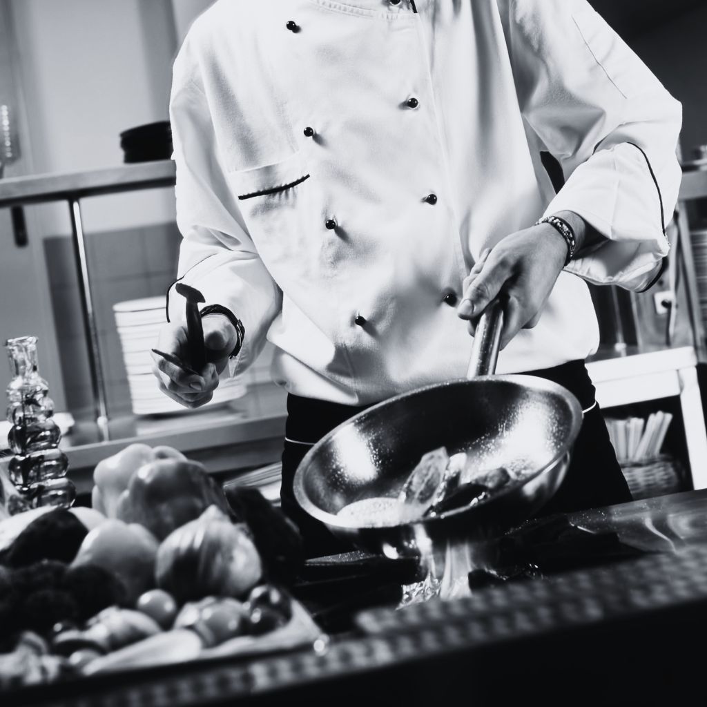 Chef werkt onder hoge druk in de keuken van een horecagelegenheid.