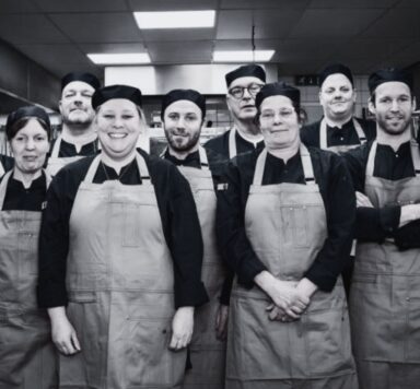 Keukenteam werkt samen aan duurzame oplossingen in een professionele horecaomgeving.