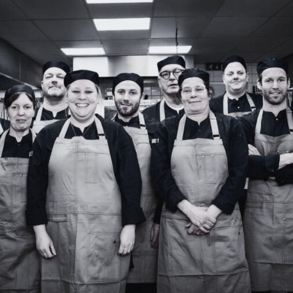 Keukenteam werkt samen aan duurzame oplossingen in een professionele horecaomgeving.
